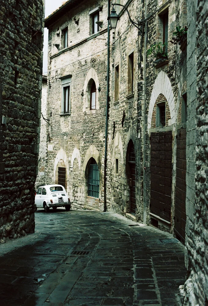 Fotokunst von J. Daniel Hunger: Fiat Cinquecento auf einer belebten italienischen Straße.