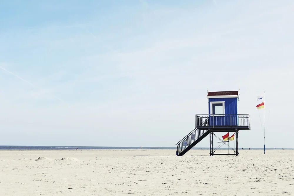 Image of a beach tower on Langeoog with a wide sandy beach and calm atmosphere