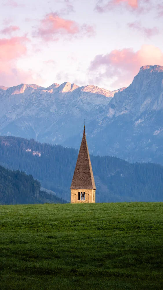 Fotokunst von Nils Steiner: Morgenlicht über einem Kirchturm in den Alpen