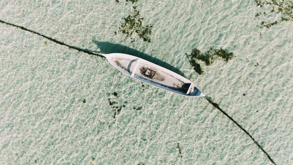 Eine einsame Boot auf ruhigem Wasser in Bali, Indonesien.