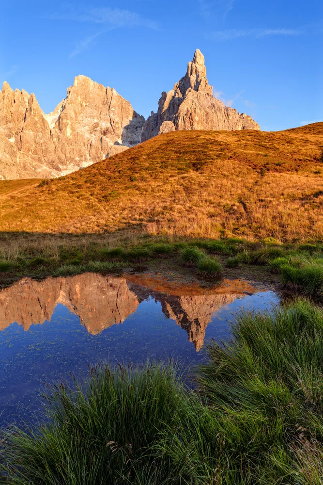 Fotokunst von Achim Thomae: Sonnenuntergang über den Dolomiten mit Spiegelung im Wasser