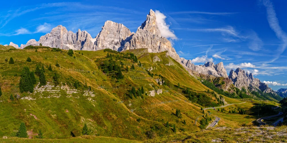 Fotokunst von Achim Thomae: malerische Bergstraße in den Dolomiten im Sommer.