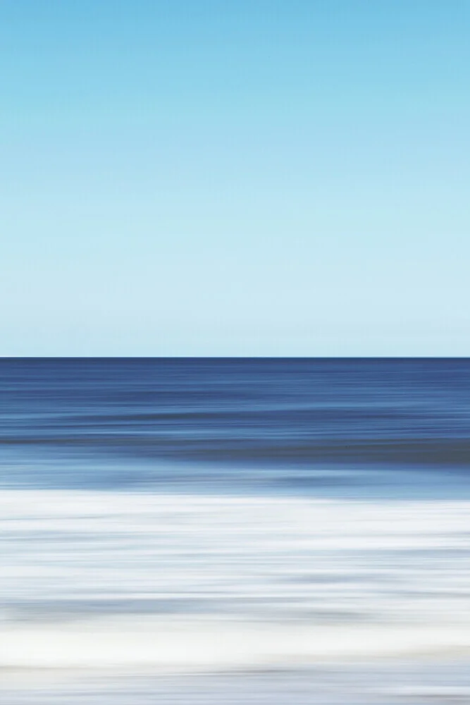 Fotokunst von Manuela Deigert: sanfte Wellen am Strand unter frischem Licht