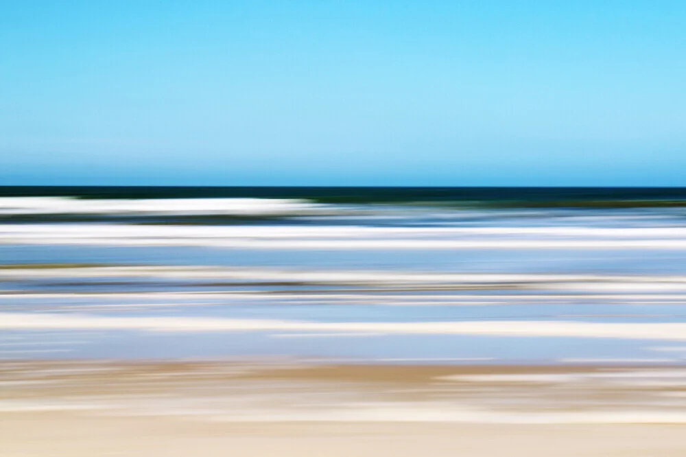 Fotokunst von Manuela Deigert: ruhiger Strand mit sanften Wellen und stimmungsvollem Farbverlauf