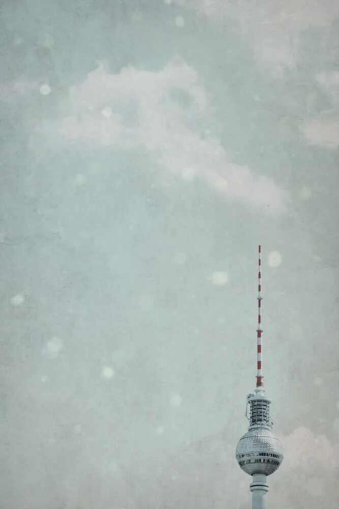 Fotokunst von Steffi Louis: Winterlicher Himmel über Berlin mit dem Fernsehturm