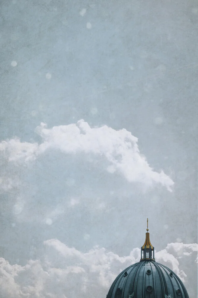 Fotokunst von Steffi Louis: winterliche Stadtansicht mit Wolken über dem Berliner Dom