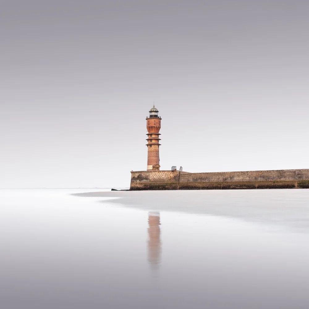 Fotokunst von Ronny Behnert: ruhige Küstenlandschaft mit Leuchtturm und Spiegelung im Wasser