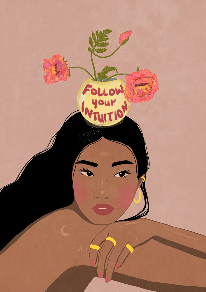 Illustration einer starken Frau umgeben von Blumen in sanften Pastelltönen.