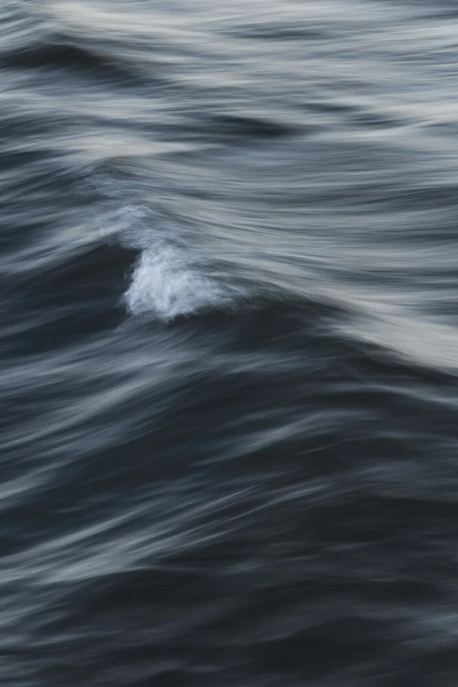 Fotokunst von Nadja Jacke: bewegte Wellen des Baltischen Meeres in sanften Farbtönen.