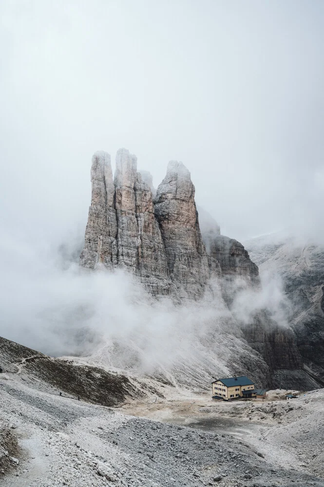 Fotokunst von Kerstin Maier: Felsformationen im Nebel der Dolomiten.