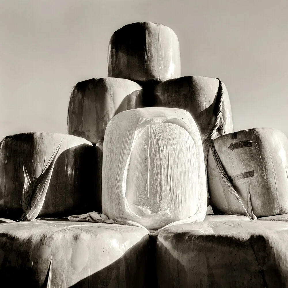 Fotokunst von J. Daniel Hunger: Landschaft mit Silageballen in sanften Farben