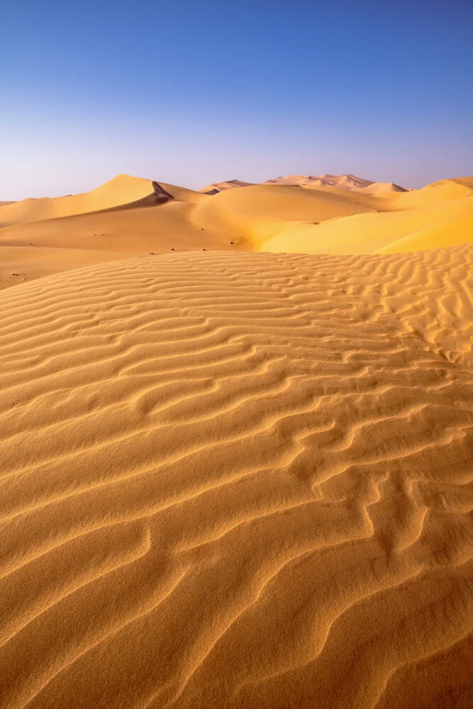 Photo art by Achim Thomae: gentle sand dunes in the Rub al Khali at sunset