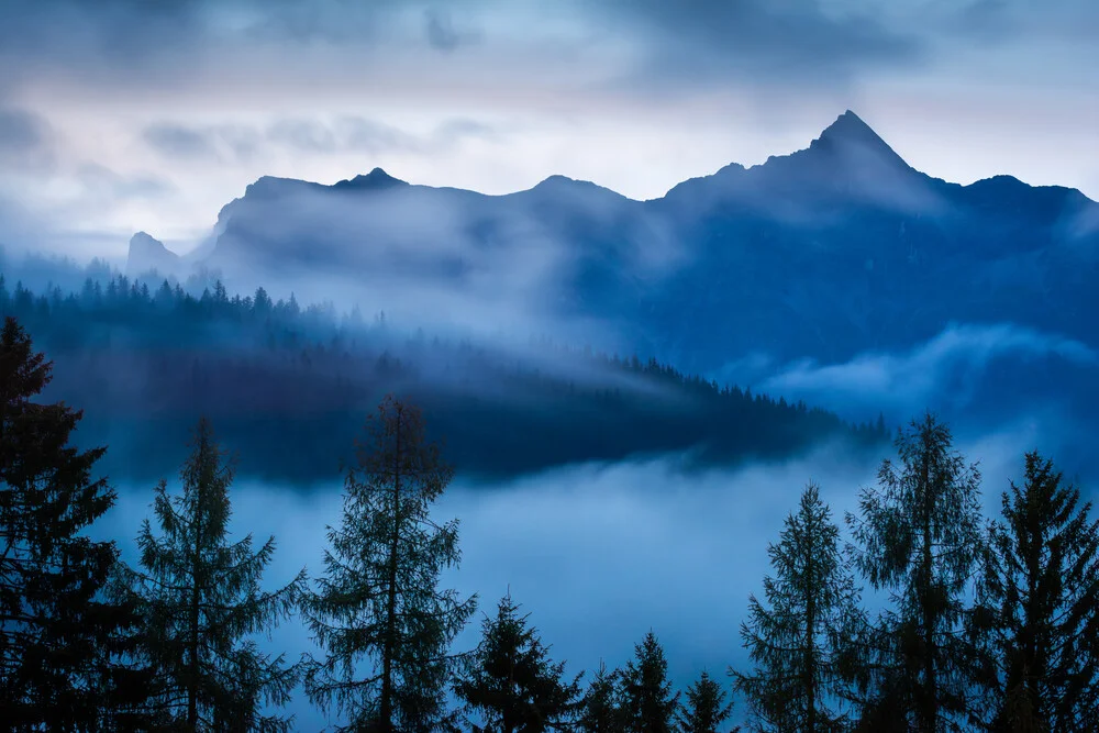 Fotokunst: Berchtesgadener Alpen über einem Nebelmeer während der Dämmerung.