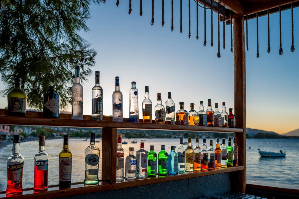 Fotokunst von J. Daniel Hunger: entspannte Strandbar im Peloponnes, Griechenland