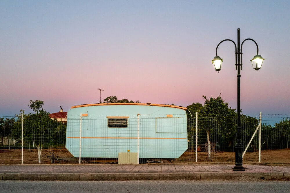Fotokunst von J. Daniel Hunger: ruhige Campingplatzszene in Griechenland während der blauen Stunde