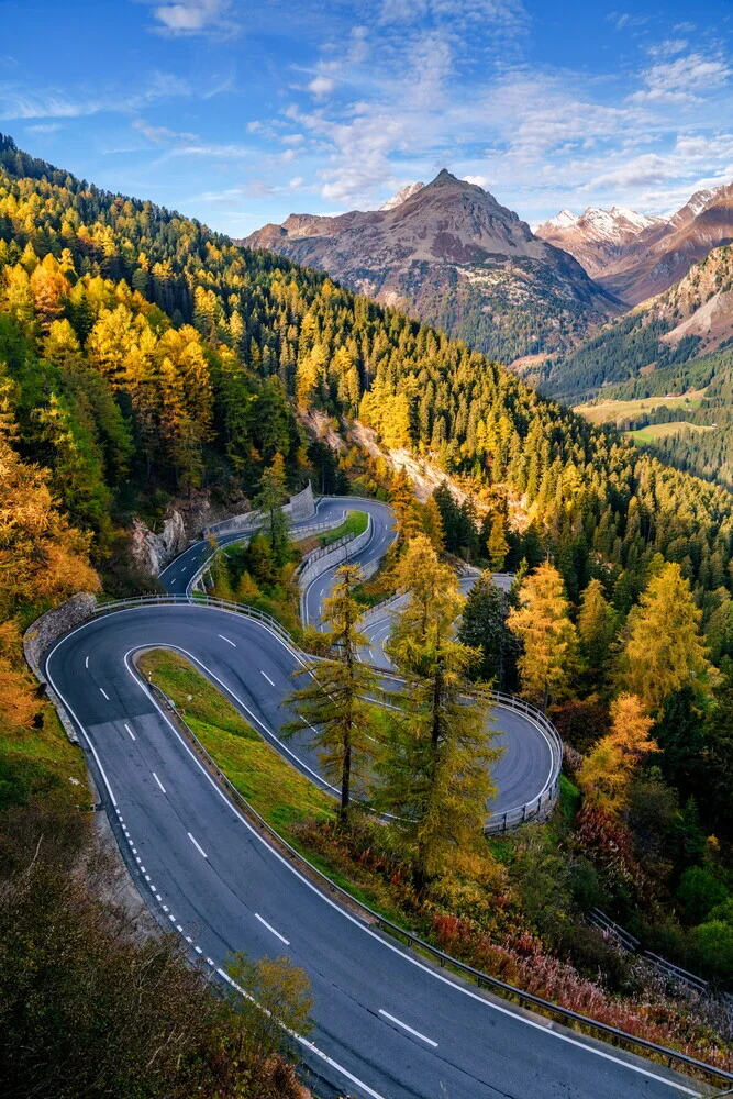 Fotokunst von Achim Thomae: Serpentinenstraße im Herbst am Maloja-Pass in der Schweiz.