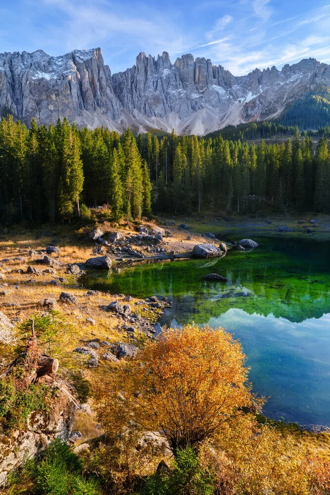 Wunderschönes Fotokunstwerk von Achim Thomae: Herbststimmung am Karersee in Südtirol
