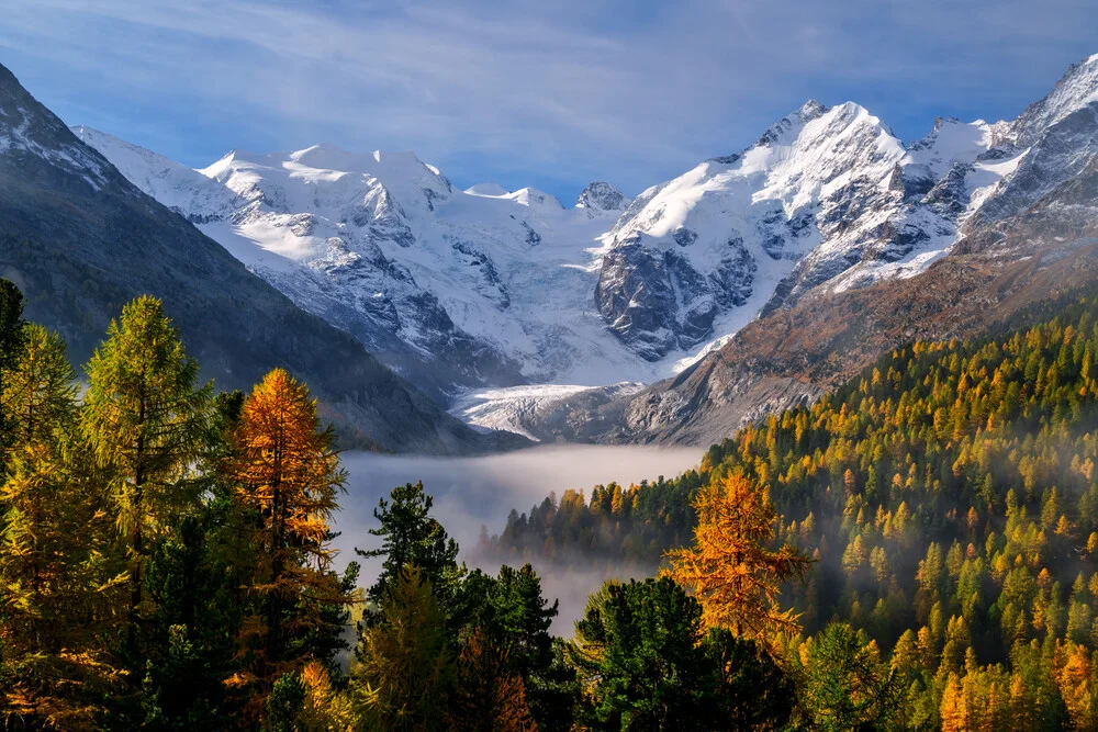 Herbstliche Landschaft am Morteratschgletscher mit Nebel und schneebedeckten Bergen.