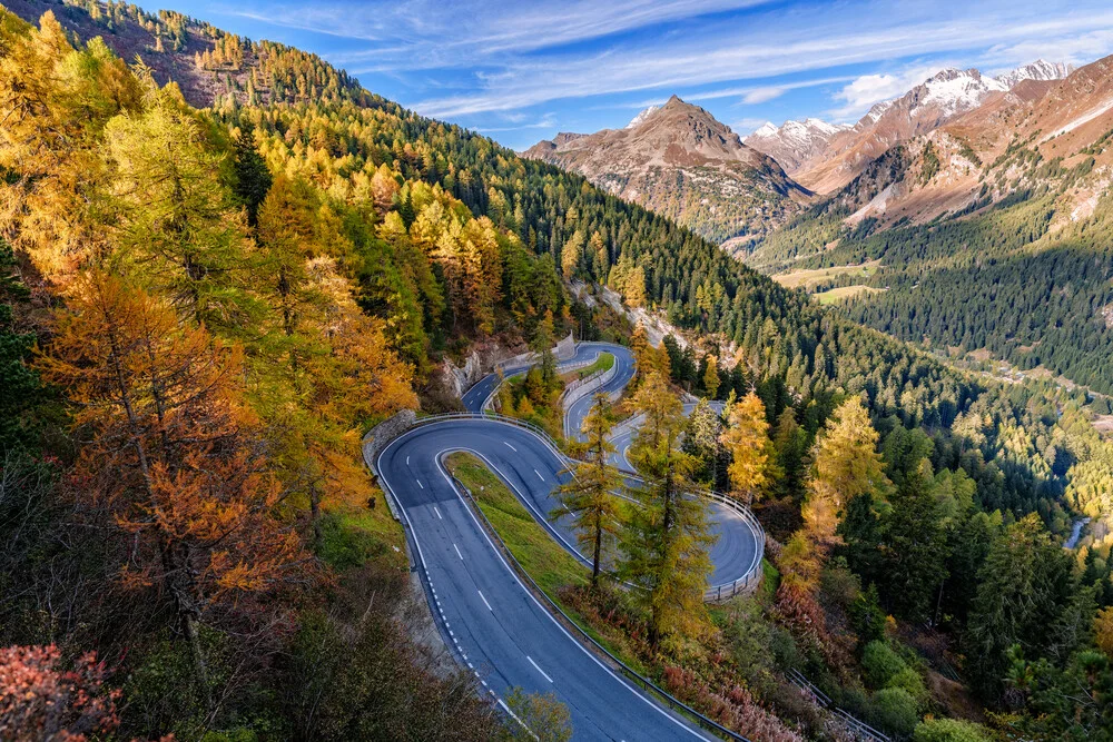 Wunderschöne Landschaft mit herbstlichen Farben in der Schweiz.