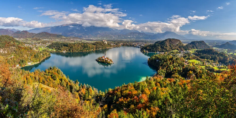 Fotokunst von Achim Thomae: Herbststimmung am Bleder See in Slowenien