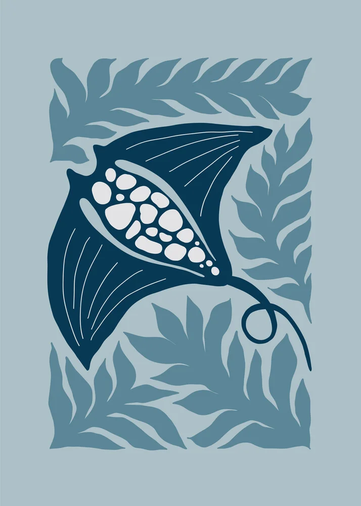 Wandbild mit einer Manta Ray, die durch sanfte Wellen in einem blauen Ozean schwimmt.