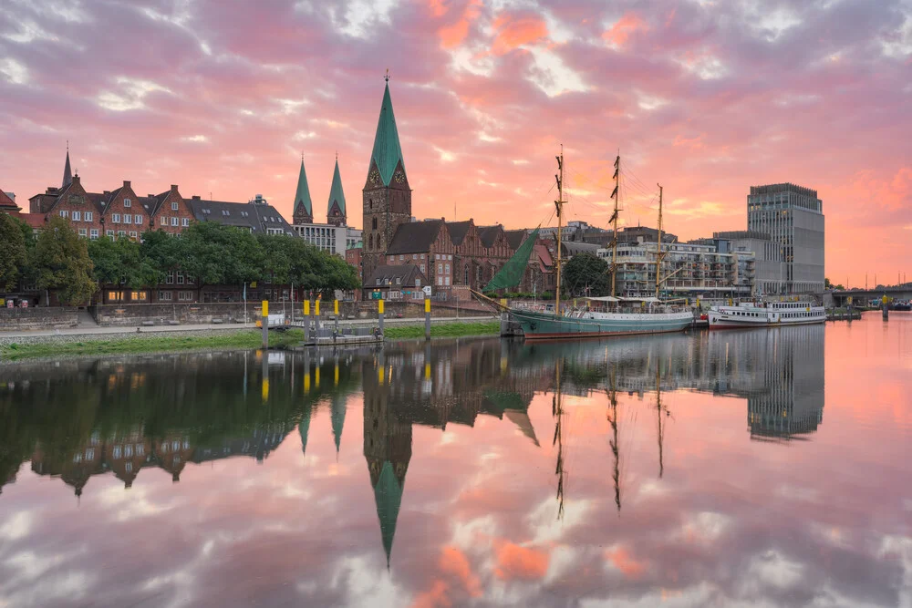 View of the Schlachte in Bremen at sunrise, calm mood along the river.