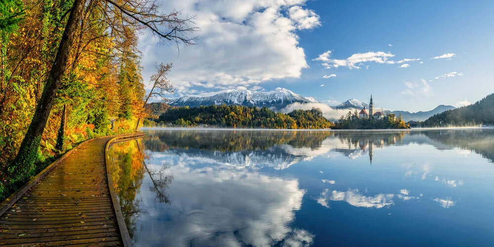 Fotokunst von Achim Thomae: Herbstpanorama am Bleder See in Slowenien