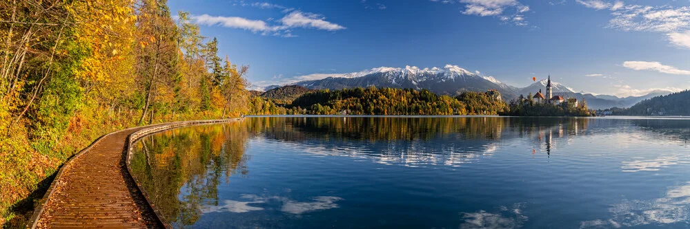Fotokunst von Achim Thomae: Herbststimmung am Bleder See mit sanften Farben.