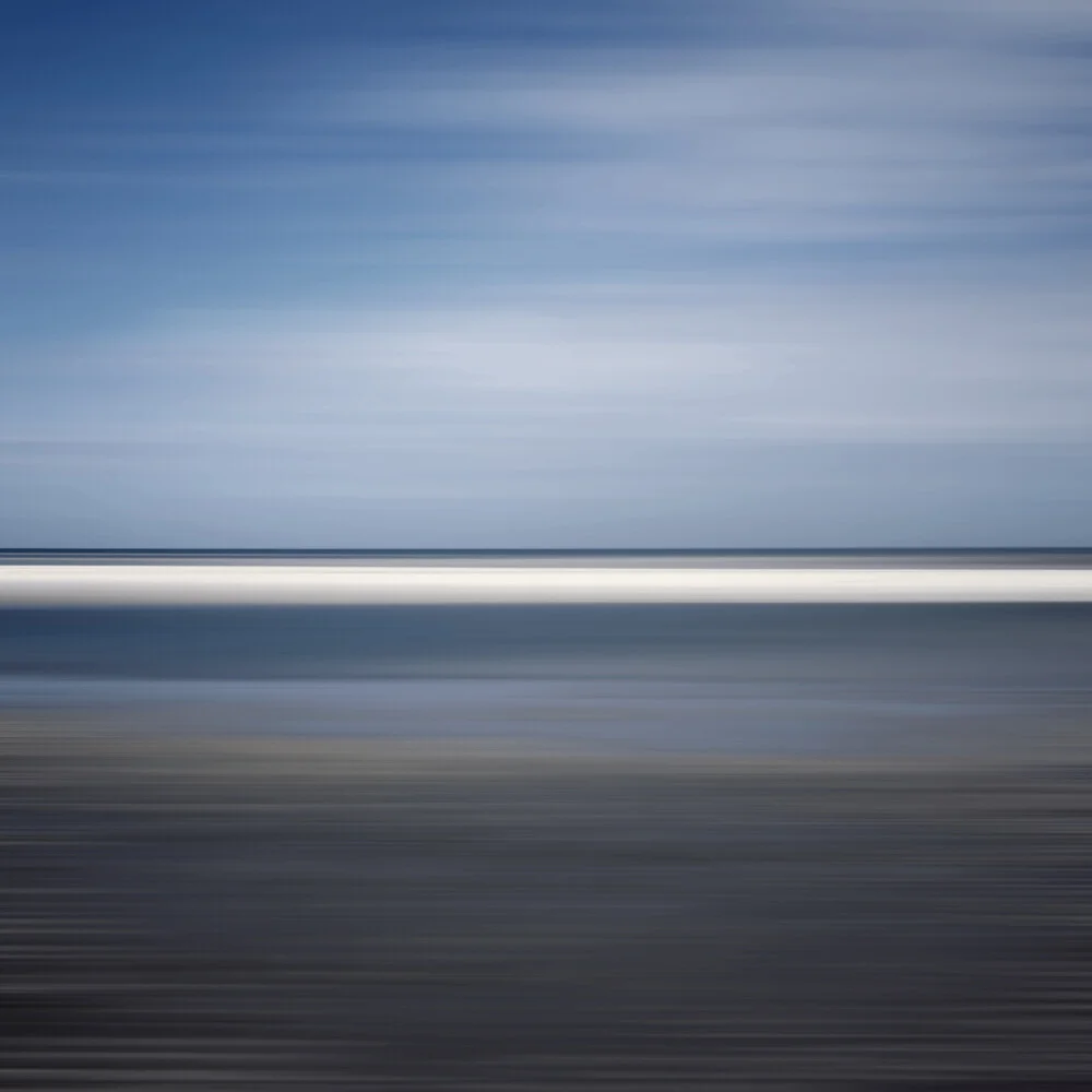 Fotokunst von Steffi Louis: ruhige Meereslandschaft mit Horizont und sanften Wellen.
