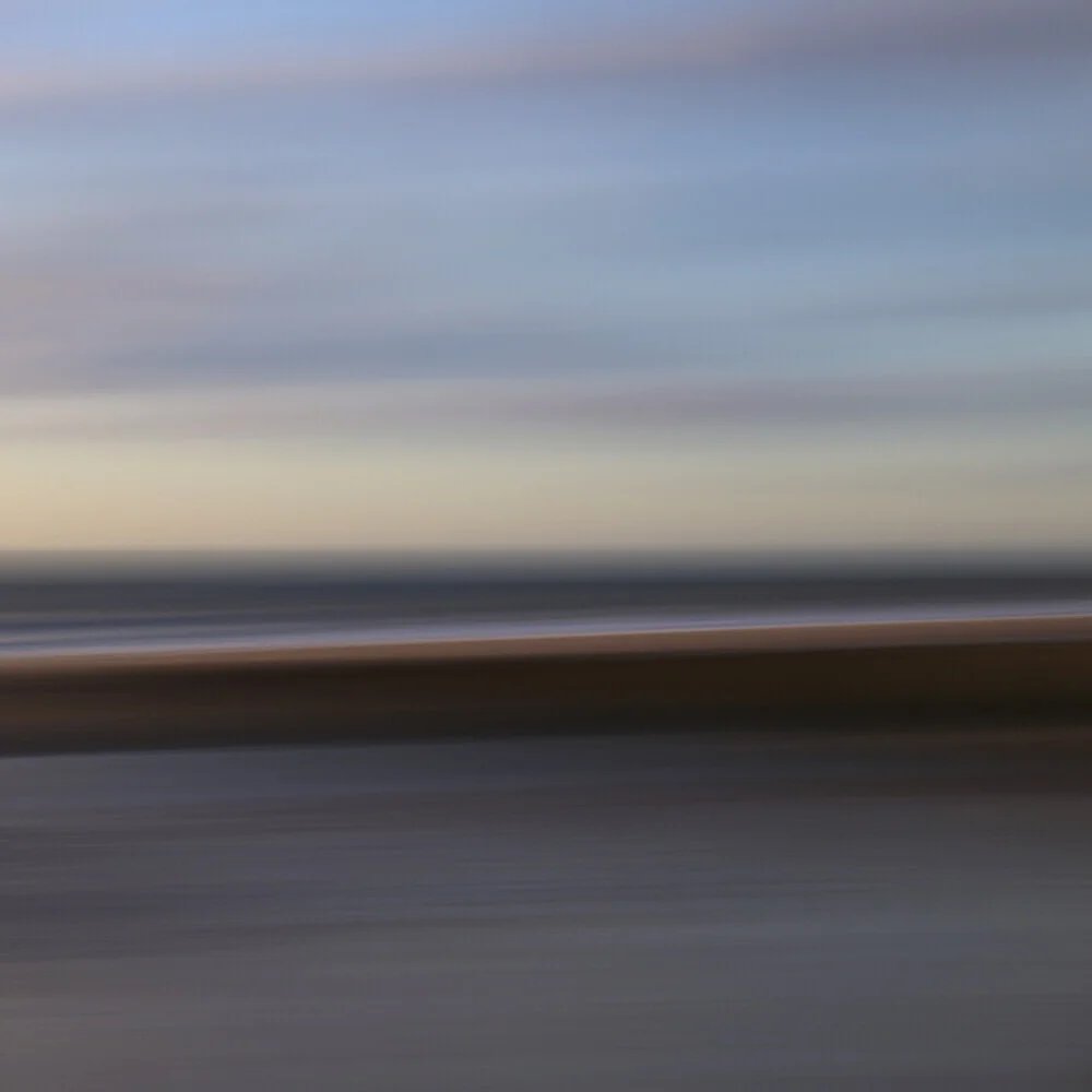 Photo art by Steffi Louis: tranquil seascape with gentle waves at the horizon