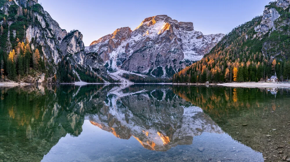 Fotokunst von Achim Thomae: Sonnenaufgang am Pragser Wildsee in Südtirol