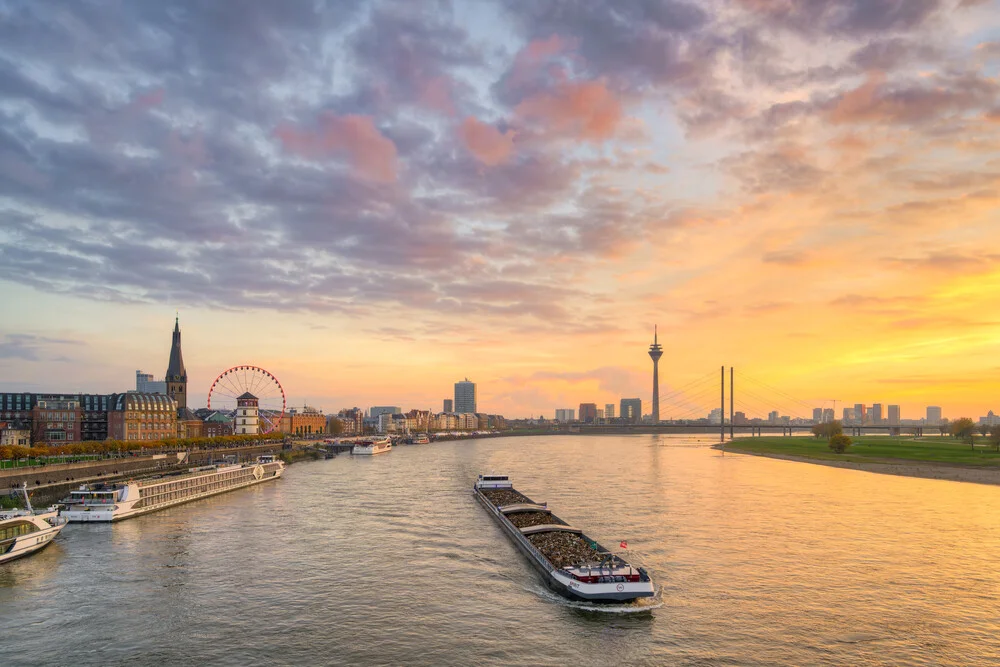Düsseldorfer Skyline mit Schiff auf dem Rhein bei Sonnenuntergang