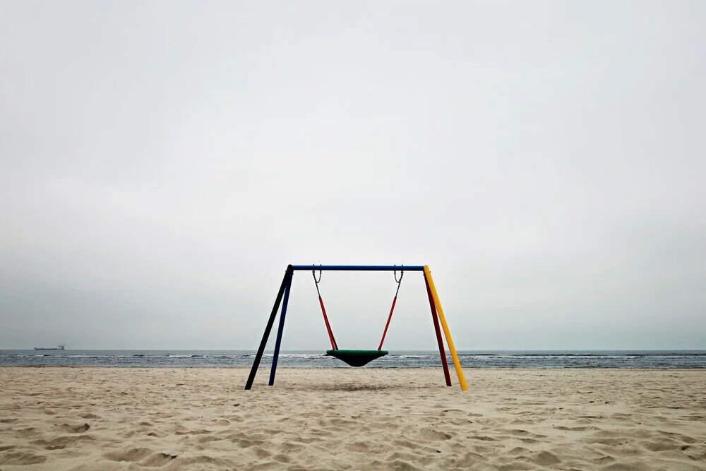 Fotokunst von Manuela Deigert: verlassener Strand mit Schaukel in trübem Herbstlicht