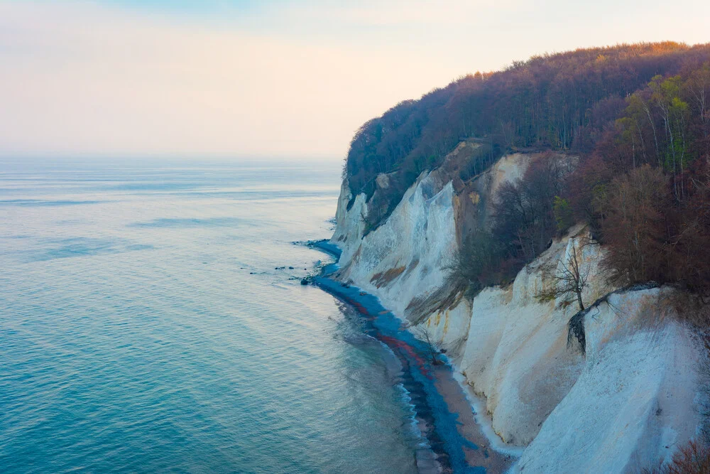Fotokunst von Martin Wasilewski: Kreidefelsen im Abendlicht am Ostseeufer.