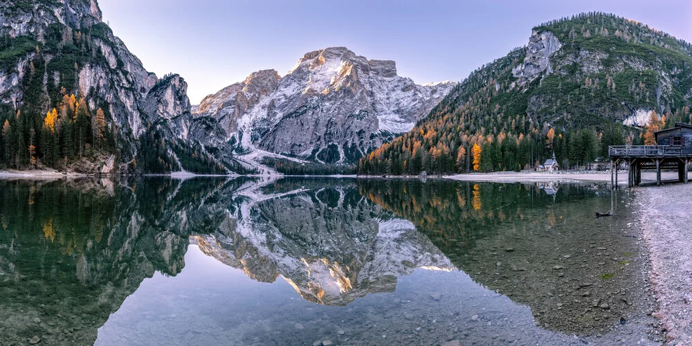 Fotokunst von Achim Thomae: malerische Herbstlandschaft am Pragser Wildsee