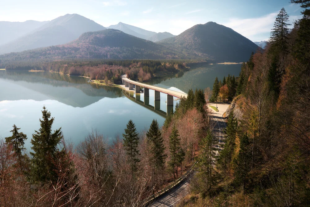 Blick auf die Faller Klamm Brücke über den Sylvensteinspeicher bei Sonnenaufgang