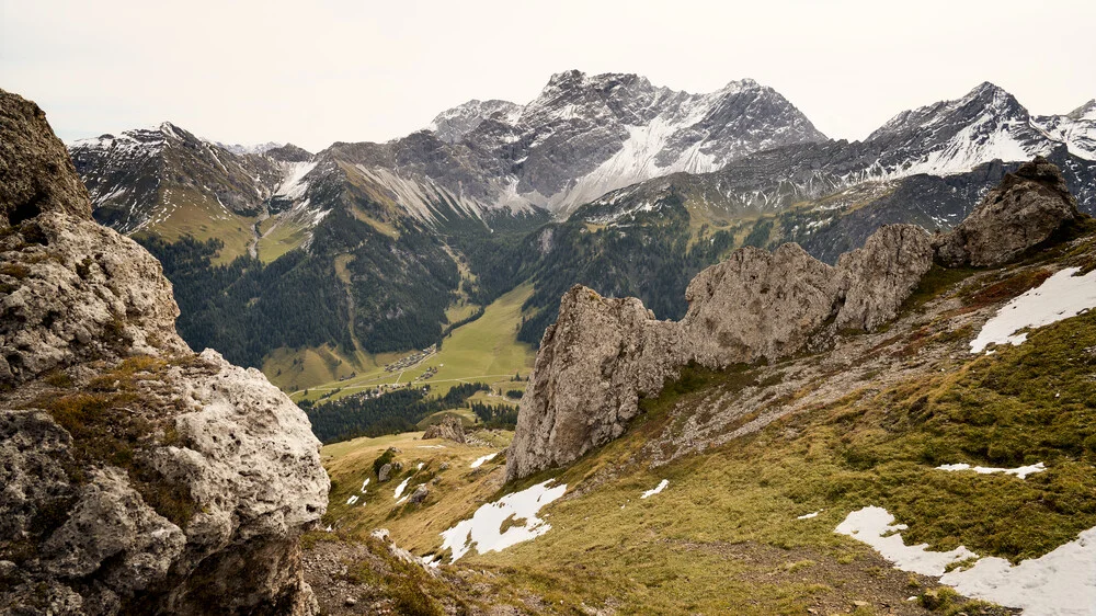 Fotokunst von Norbert Gräf: malerischer Weg durch die Alpenlandschaft