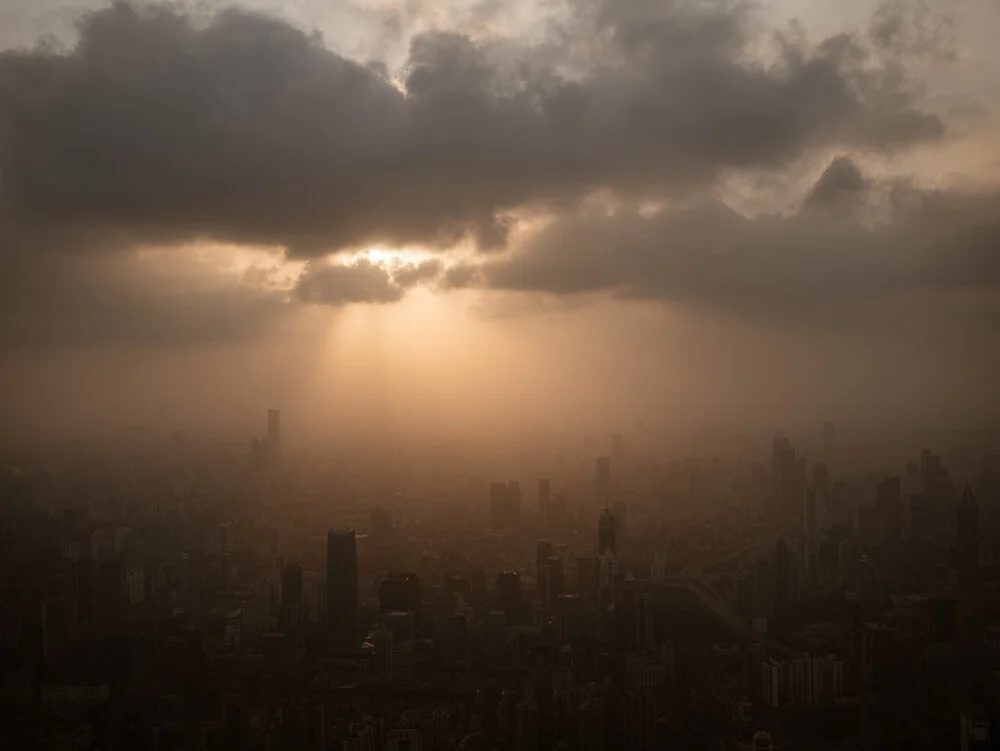 Fotokunst: Stadtlandschaft mit dramatischen Wolken und Sonnenstrahlen in Shanghai