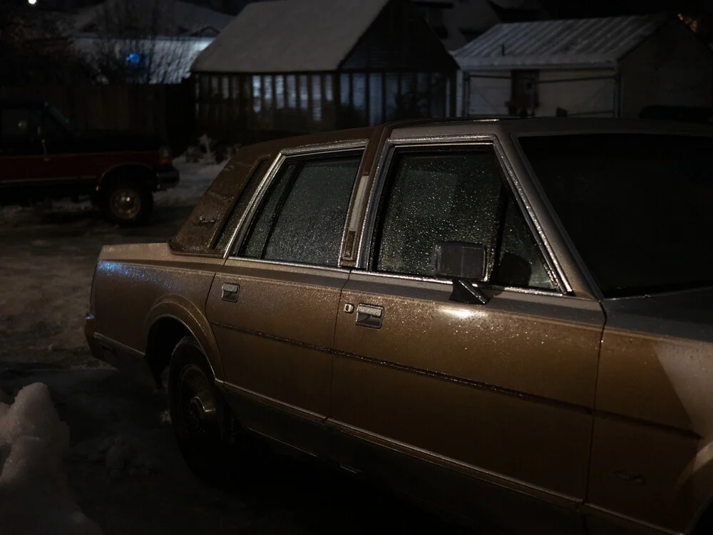 Fotokunst von Inflight Galerie: dunkle Winterlandschaft mit einem Auto in der Kälte