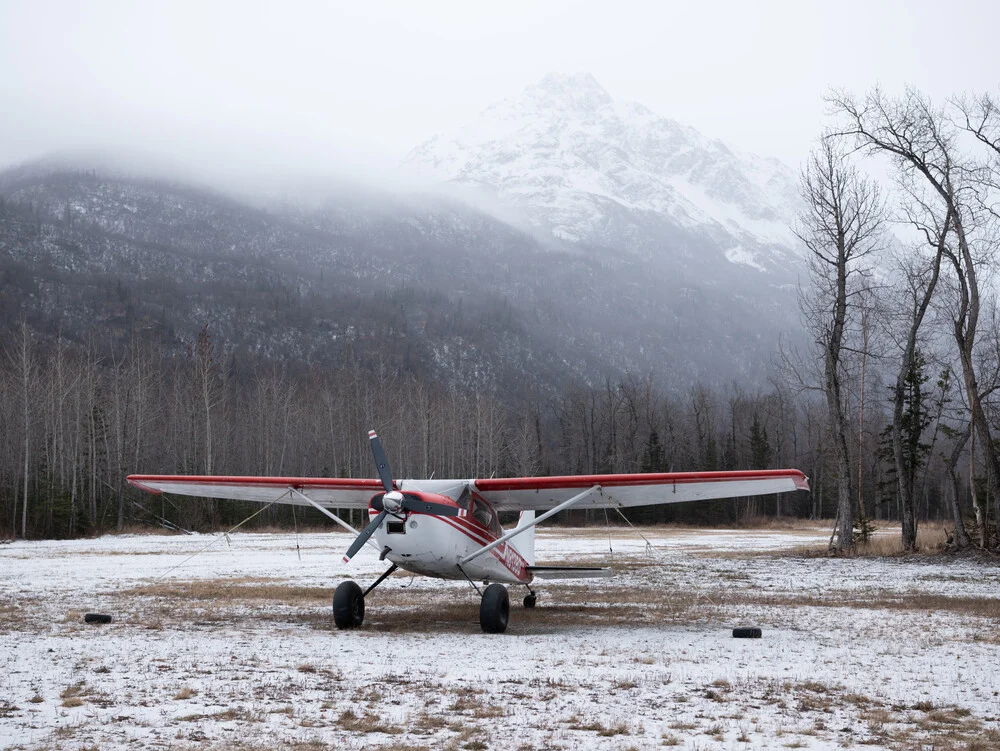 Fotokunst von Inflight Galerie: eine sanfte Berglandschaft mit leichtem Nebel