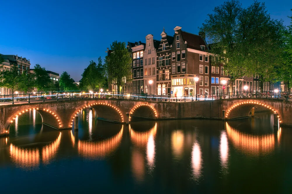Fotokunst von Achim Thomae: Keizersgracht in Amsterdam zur blauen Stunde