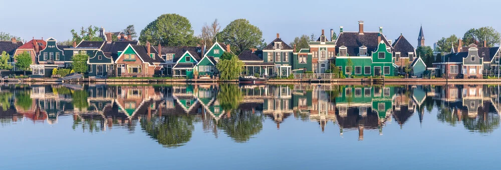 Fotokunst von Achim Thomae: ruhige Szene von Zaandijk mit spiegelnden Häusern am Fluss