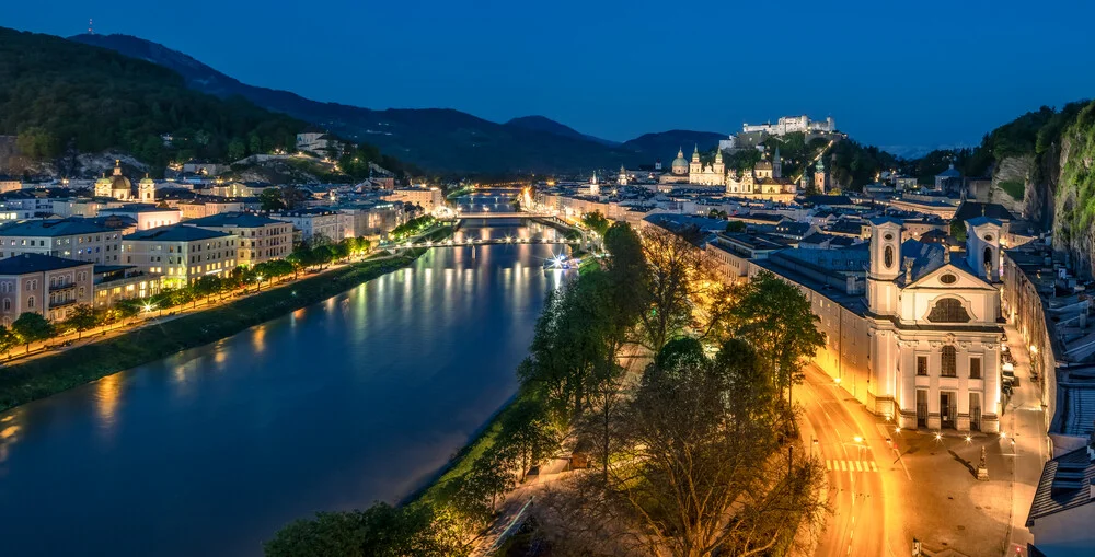 Photo art by Achim Thomae: illuminated Salzburg old town at night