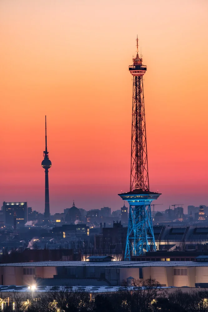 Fotokunst von Achim Thomae: Sonnenaufgang über Berlin mit beleuchtetem Fernsehturm