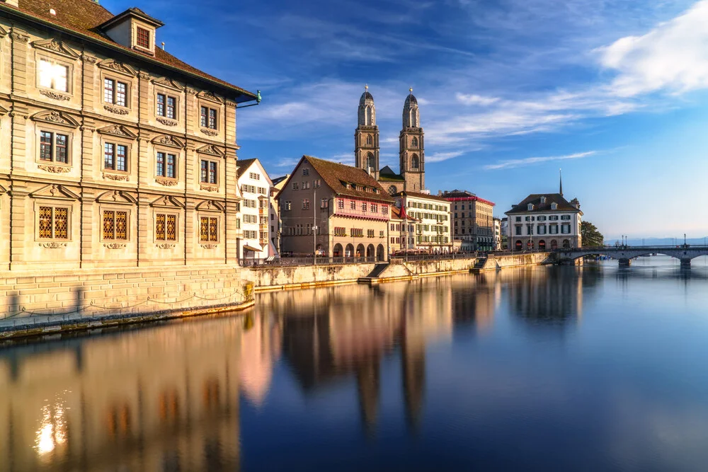 Fotokunst von Achim Thomae: Zürcher Stadtansicht mit Fluss und historischen Gebäuden.