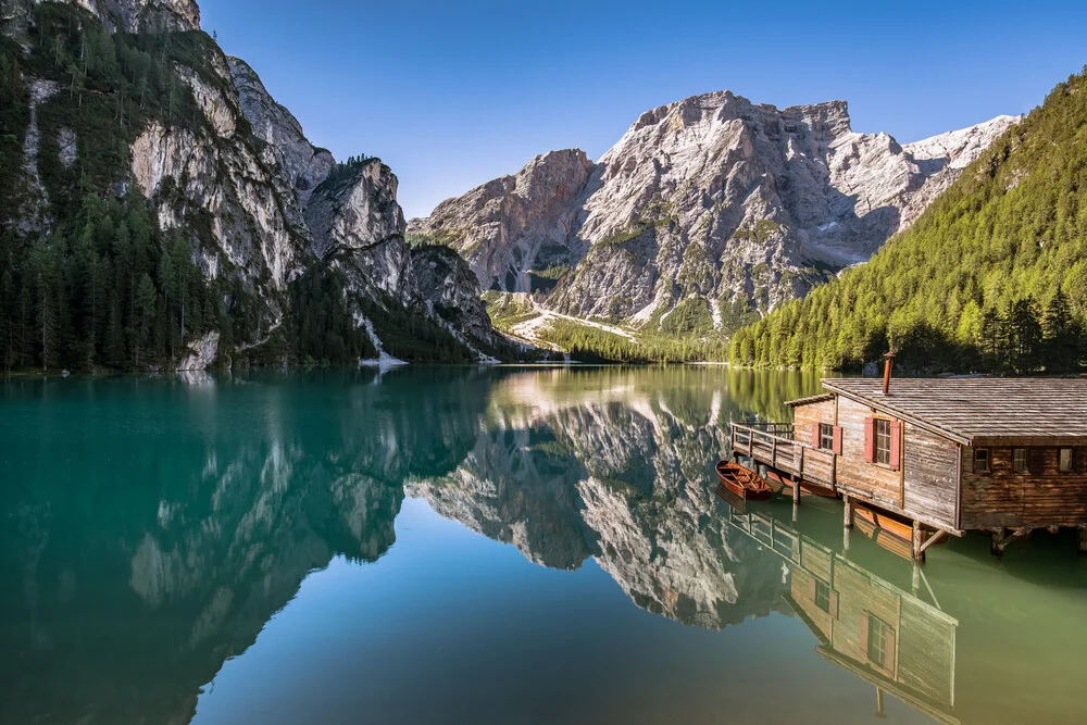 Fotokunst von Achim Thomae: ruhiger Pragser Wildsee in Südtirol mit Bootshaus