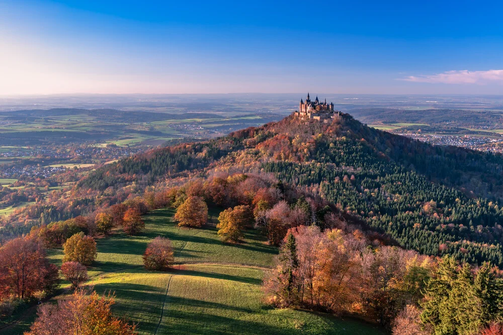 Fotokunst von Achim Thomae: Burg Hohenzollern im herbstlichen Baumkleid