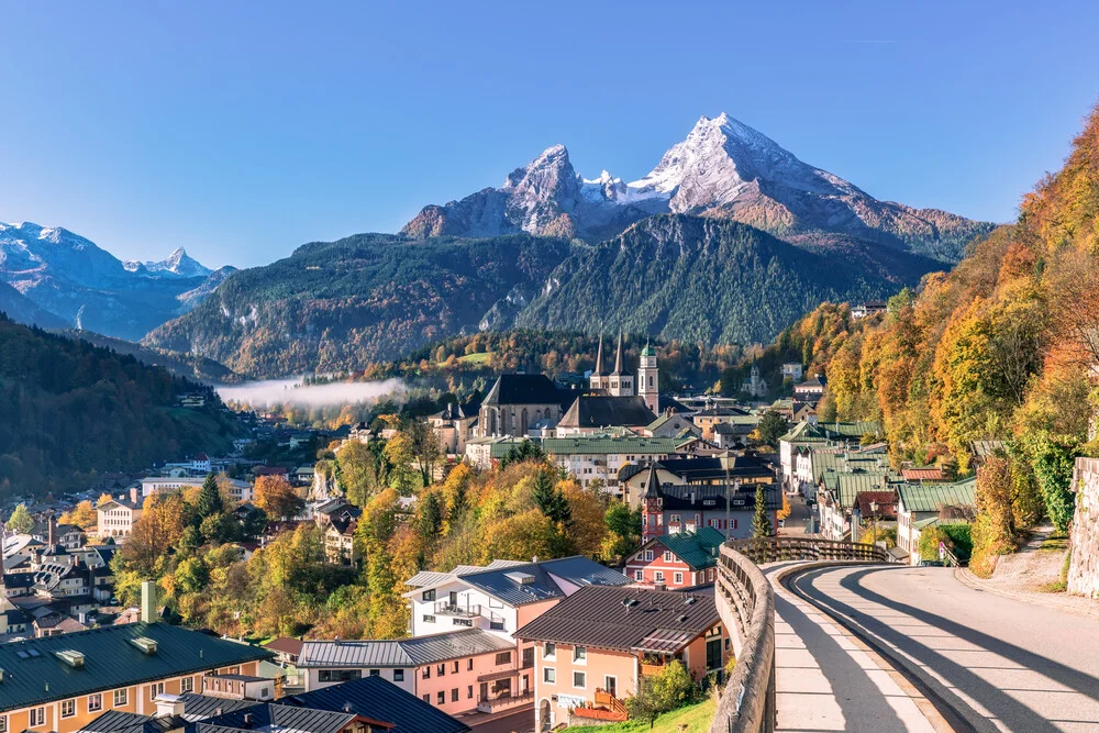 Fotokunst von Achim Thomae: Herbstlandschaft in den Bayerischen Alpen mit Nebel.