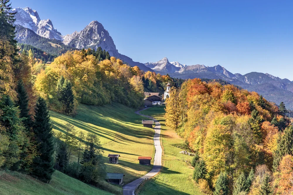 Herbstliche Landschaft mit buntem Laub in Oberbayern, ruhige Stimmung.