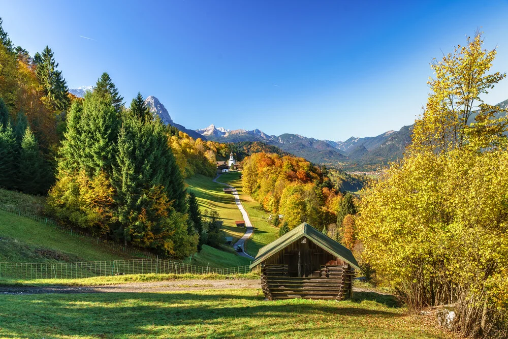 Fotokunst von Achim Thomae: Herbstlandschaft in den bayerischen Alpen mit buntem Laub.